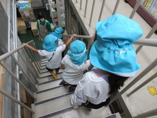 図書館を見学している子どもたちの写真