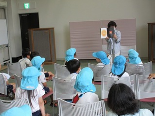 図書館でお話を聴いている子どもたちの写真