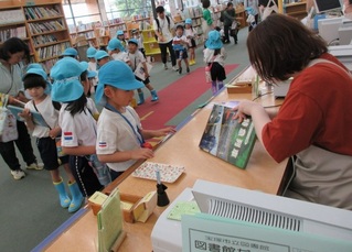 図書館で絵本を借りている子どもたちの写真