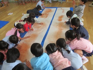 玉ねぎ畑を描いている子どもたちの写真