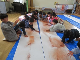 玉ねぎ畑を描いている子どもたちの写真