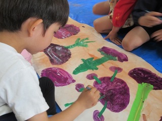 玉ねぎの絵を描いている子どもたちの写真