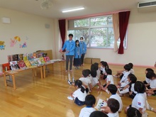 絵本をいただいている子どもたちの写真