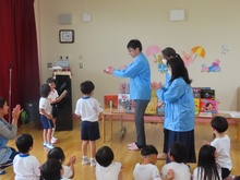 絵本をいただいている子どもたちの写真