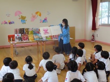 読み聞かせをしてもらっている子どもたちの写真