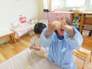 小麦粉粘土で遊んでいる子どもたちの写真