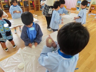小麦粉粘土で遊んでいる子どもたちの写真