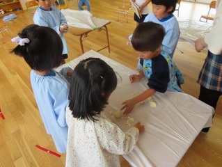 小麦粉粘土で遊んでいる子どもたちの写真