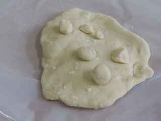 小麦粉粘土で作ったピザの写真