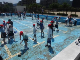 プール掃除　末広小学校