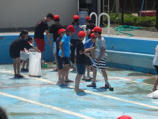 プール掃除　末広小学校