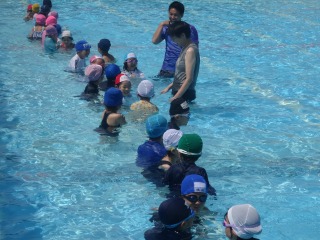 水泳指導　末広小学校
