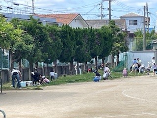 お忙しい中，運動場の草を引いてくださり、ありがとうございました。 　一緒に作業していただき，子どもたちもやる気満々で草引きを頑張っていました。特にトラック内では，子どもたちではなかなか根から抜けないところを，保護者がていねいに根こそぎ抜いてくださいましたので，とっても助かります。 　東側の草を抜いてくださいました皆様もどうもありがとうございました。 　終了後も引き続き，さつまいも畑の草引きや手入れをしてくださいました皆様もどうもありがとうございました。  学校長 