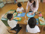 画用紙を2回折って。