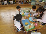 大きな花の形の中に、貼って行きます。