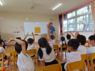 囲碁で遊んでいる子どもたちの写真