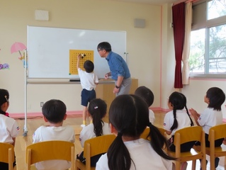 囲碁で遊んでいる子どもたちの写真