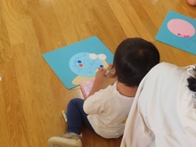 かたつむりを作っている子どもの写真