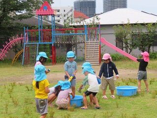 水遊びをしている子どもたちの写真