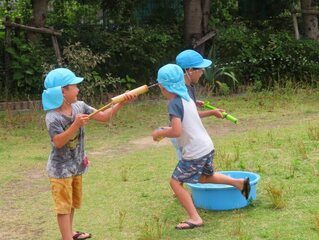 水遊びをしている子どもたちの写真
