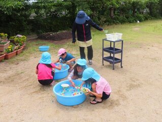 水遊びをしている子どもたちの写真