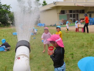 水遊びをしている子どもたちの写真