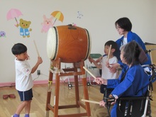 太鼓をたたいている子どもたちの写真