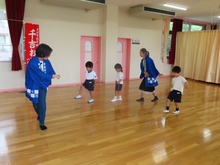 踊っている子どもたちの写真