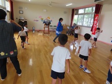 踊っている子どもたちの写真