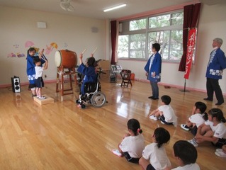 太鼓をたたいている子どもたちの写真