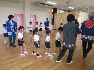 踊っている子どもたちの写真