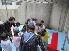 プール遊びをしている子どもたちの写真