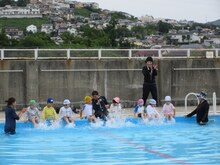 プール遊びをしている子どもたちの写真