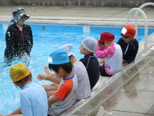 プール遊びをしている子どもたちの写真