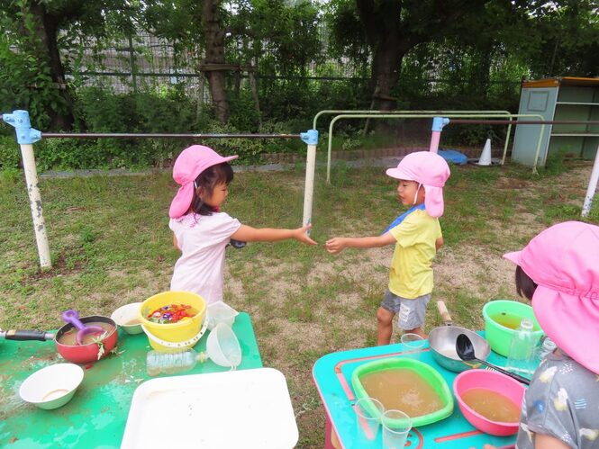 ごちそう作りをして遊んでいる子どもたちの写真