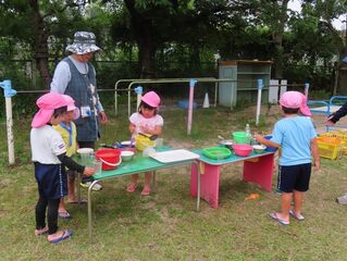 ごちそう作りをして遊んでいる子どもたちの写真