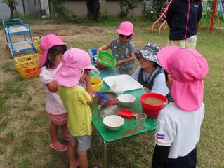 ごちそう作りをして遊んでいる子どもたちの写真