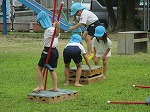 子どもたちは、竹馬の練習をしています。