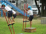 自分たちで、台を出して、竹馬に乗る練習です。