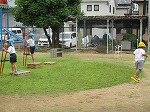 竹馬に足を置くところを、だんだん高くしていきます。