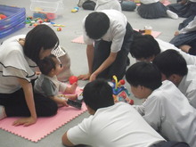 赤ちゃんをあやす写真