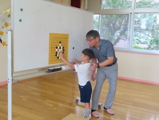囲碁で遊んでいる子どもたちの写真