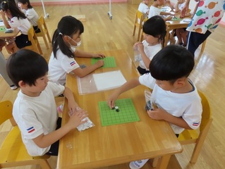 囲碁で遊んでいる子どもたちの写真