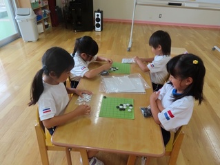 囲碁で遊んでいる子どもたちの写真