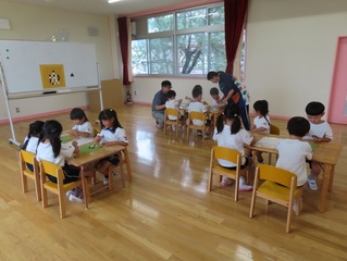 囲碁で遊んでいる子どもたちの写真