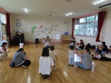 ひよこ組ぱんだ組の友達が遊んでいる写真