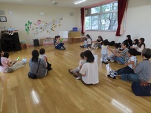 ひよこ組ぱんだ組の友達が遊んでいる写真