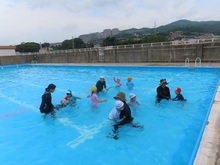 プール遊びをしている子どもたちの写真