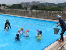 プール遊びをしている子どもたちの写真