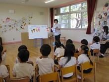 誕生会に参加している子どもたちの写真